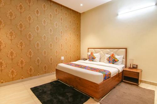 Un pat sau paturi într-o cameră la FabHotel K9 Regency