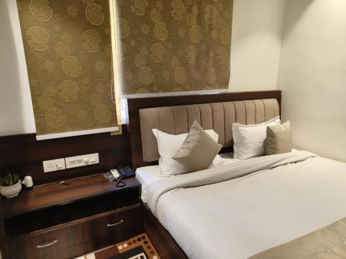 Un pat sau paturi într-o cameră la KASHI DARSHAN