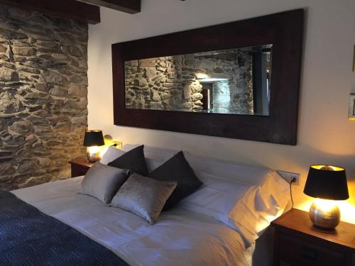 1 dormitorio con 1 cama con espejo en la pared en Mas Farner - Adults Only en Llivia