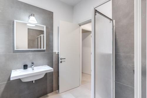 ein Bad mit einem Waschbecken und einer Dusche in der Unterkunft INN3 APT in Rom