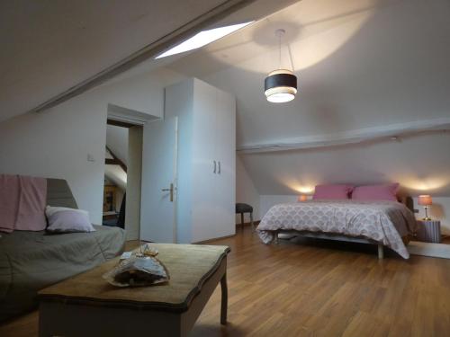 ein Schlafzimmer mit 2 Betten und einem Tisch darin in der Unterkunft Gîte Beaumont-les-Autels, 3 pièces, 6 personnes - FR-1-581-104 in Beaumont-les-Autels