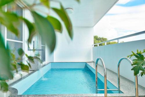 a swimming pool on the balcony of a house at FreedomHillsフリーダムヒルズA棟 in Tomigusuku