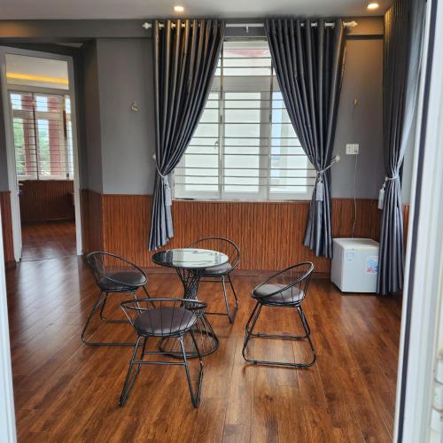 a room with two tables and chairs and a window at Khu du lịch Hang Rái - Ninh Thuận in Thôn Thái An