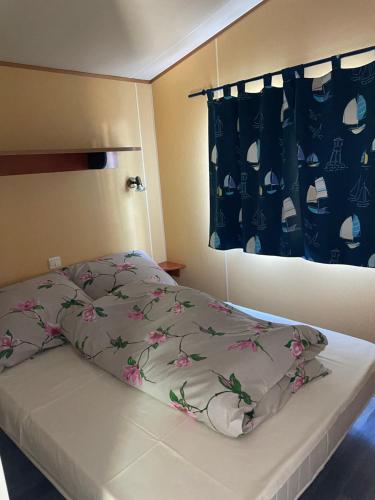 a bed with a blanket on top of it at SuliCamp Kompleks Wypoczynkowy in Sulistrowice