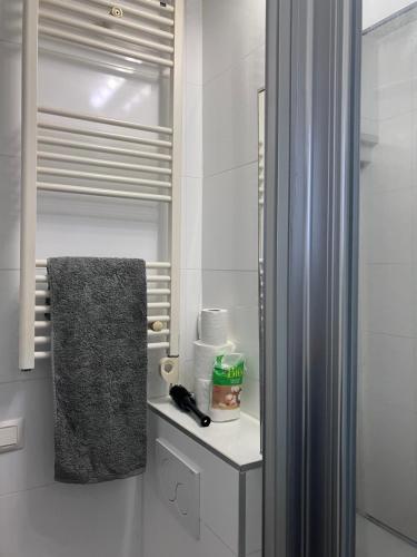 La salle de bains est pourvue d'un lavabo et d'une serviette. dans l'établissement Montmartre Bright & Quiet, à Paris