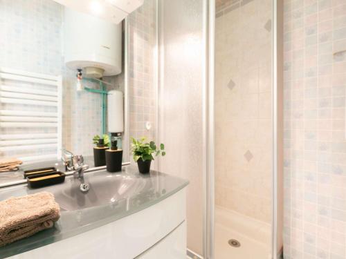 uma casa de banho com um lavatório e um chuveiro em Studio Saint-Lary-Soulan, 1 pièce, 4 personnes - FR-1-296-488 em Saint-Lary-Soulan