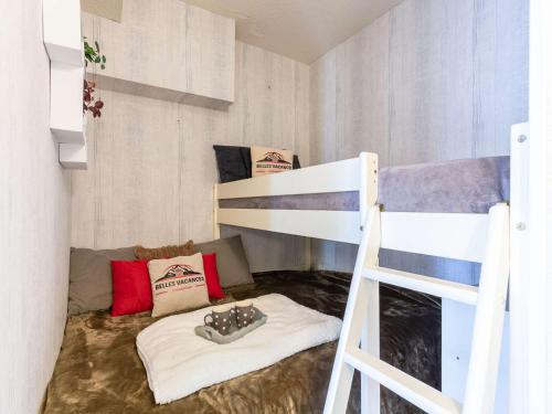 Cette petite chambre comprend des lits superposés et un couvre-lit superposé. dans l'établissement Studio 4 pers. avec balcon et accès direct aux pistes à Saint-Lary-Soulan - FR-1-296-488, à Saint-Lary-Soulan