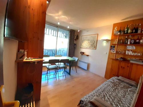 un salon avec une table et une salle à manger dans l'établissement Studio 4 pers. avec balcon à Piau-Engaly, 3ème étage, ascenseur, casier à ski - FR-1-457-331, à Aragnouet