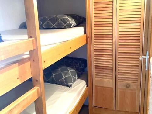 kilka łóżek piętrowych w pokoju w obiekcie Studio Piau-Engaly, 1 pièce, 4 personnes - FR-1-457-331 w mieście Aragnouet