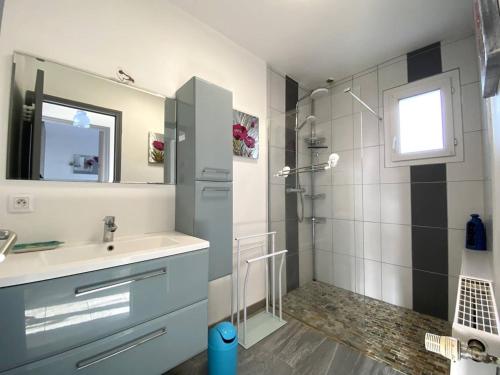 une salle de bain avec un lavabo et une douche dans l'établissement Maison à Trébeurden : Jardin, Terrasse, WIFI, Parking, 3 Chambres, Plages et Commerces à Proximité - FR-1-368-402, à Trébeurden