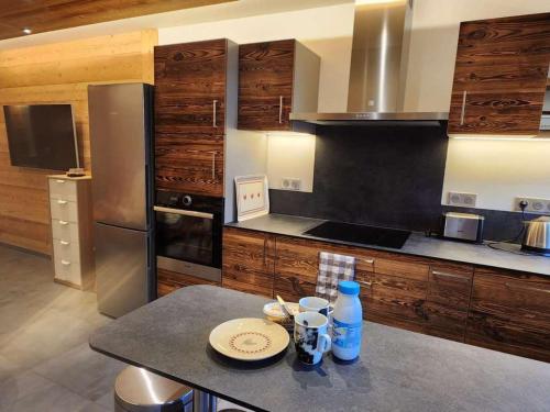 - une cuisine avec une table et des assiettes dans l'établissement Appartement rénové Les Gets, 4 pers., balcon, parking, navette gratuite - FR-1-623-354, à Saint Pierre en Faucigny