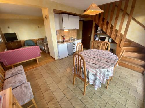 - une cuisine et une salle à manger avec une table et des chaises dans l'établissement Appartement Font-Romeu-Odeillo-Via, 3 pièces, 5 personnes - FR-1-758-18, à Font-Romeu-Odeillo-Via