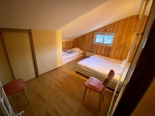 - une chambre avec un lit, une table et des chaises dans l'établissement Appartement Font-Romeu-Odeillo-Via, 3 pièces, 5 personnes - FR-1-758-18, à Font-Romeu-Odeillo-Via