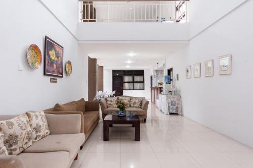 a living room with couches and a coffee table at RedDoorz Syariah near Banda Aceh Convention Hall in Lamnyong