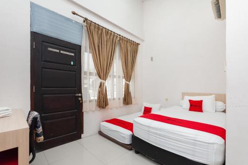 Tempat tidur dalam kamar di RedDoorz Syariah near Banda Aceh Convention Hall