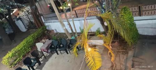 Palms View Villa في مونت ابو: اطلالة علوية على فناء به طاولات وكراسي