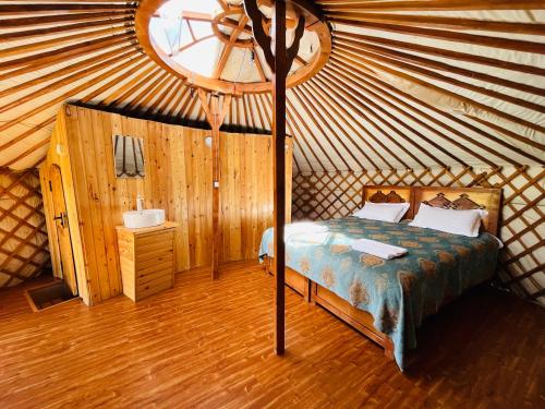 En eller flere senger på et rom på ViaVia Harganat Lodge