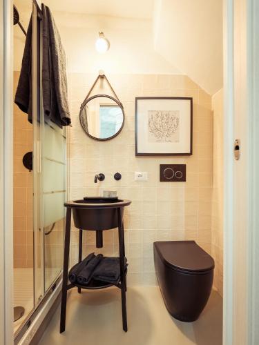 a bathroom with a toilet and a sink at Dea Little Suite in Palestrina