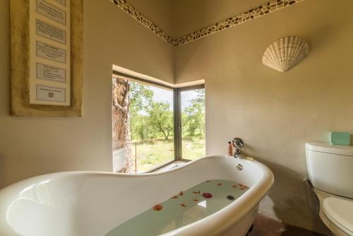 Mutsami Private Bush Lodge tesisinde bir banyo