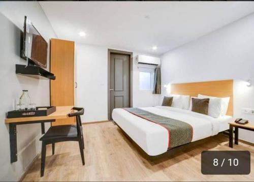 Katil atau katil-katil dalam bilik di Hotel The Chaitanya Near DTU or Rajiv Gandhi Cancer Hospital