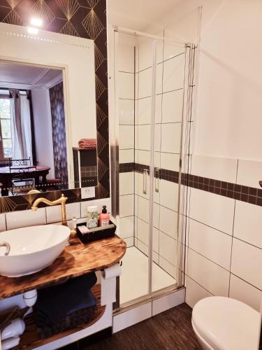 une salle de bain avec un lavabo et une douche dans l'établissement Prestigieuse Résidence ST MARIE - N 1 - T3 avec 2 CH, à Bellac