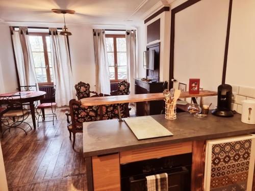 une cuisine avec un comptoir et une salle à manger dans l'établissement Prestigieuse Résidence ST MARIE - N 1 - T3 avec 2 CH, à Bellac