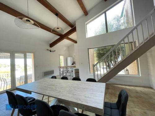 Photo de la galerie de l'établissement Clim - Pétanque - Jacuzzi - BBQ - Villa Familiale, à Carqueiranne