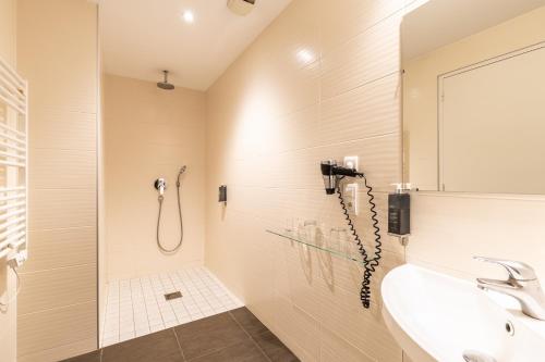 a bathroom with a shower and a sink at Hôtel Astoria in Nantes