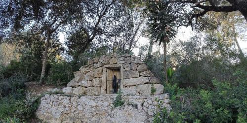 a small window in a stone wall at Fincahotel Treurer - Olive Grove & Grand House - Adults Only in Algaida