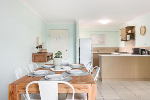 صورة لـ Family Friendly Apartment - 1 Minute Walk To Beach في Torquay