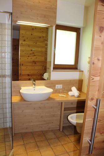a bathroom with a sink and a toilet at Hotel Argentum by Bergkristall in Fleres
