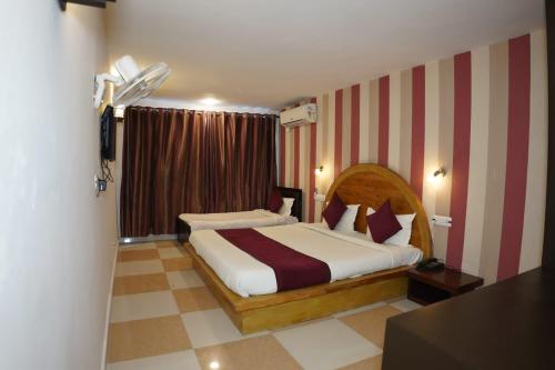 Ein Bett oder Betten in einem Zimmer der Unterkunft Abdullah Residency