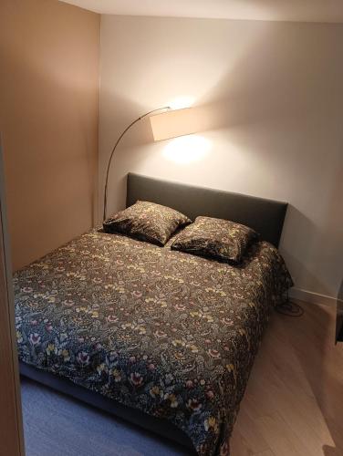 - une chambre avec un lit et une lampe dans l'établissement Appartement Cosy Plein Centre Ville, à Meulan-en-Yvelines