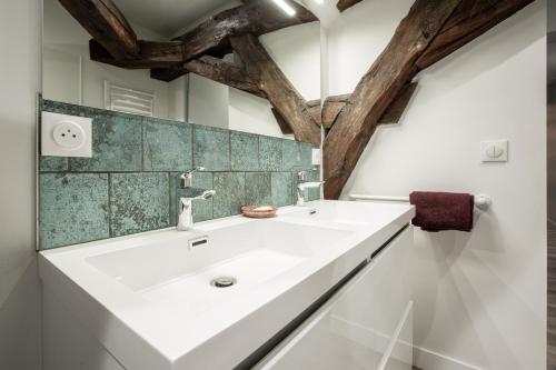 Ένα μπάνιο στο Le Nid du Logis - Moderne appartement pour 4