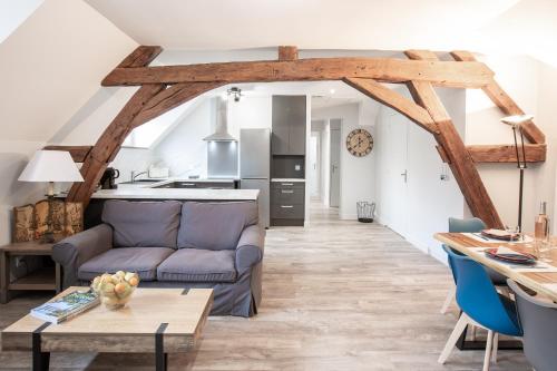 un salon avec un canapé et une table dans l'établissement Le Nid du Logis - Moderne appartement pour 4, à Saumur