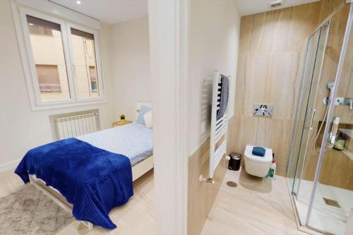 a bathroom with a bed and a shower in a room at Flat in Centro Madrid-Tud in Madrid