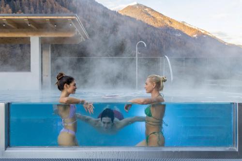 3 femmes dans l'eau dans un bain à remous dans l'établissement Hotel Ariston Garden & Spa, à Monclassico