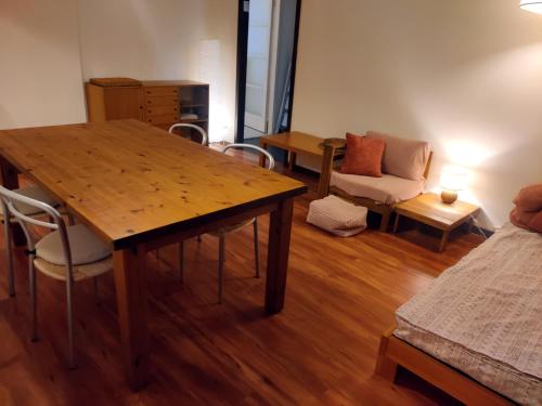 un soggiorno con tavolo in legno e divano di Ravenna48 a Milano