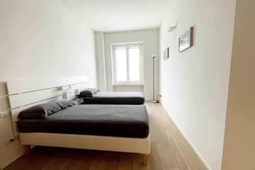 2 Betten in einem Zimmer mit Fenster in der Unterkunft Charlotte House City Center in Mailand