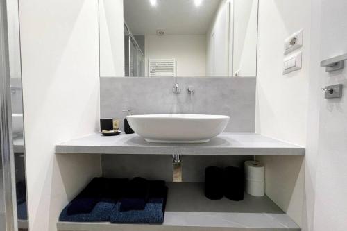 ein Badezimmer mit einem weißen Waschbecken und einem Spiegel in der Unterkunft Charlotte House City Center in Mailand