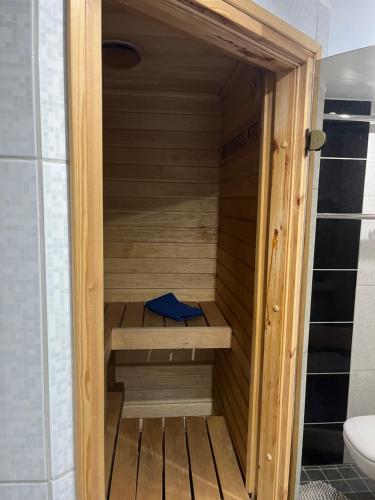 a sauna with a wooden bench in a bathroom at Saunaga korter Tapa kesklinnas! in Tapa