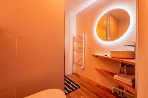 La salle de bains est pourvue de toilettes et d'un miroir. dans l'établissement Ô Repos des Artistes - Classified apartments***, à Toulon