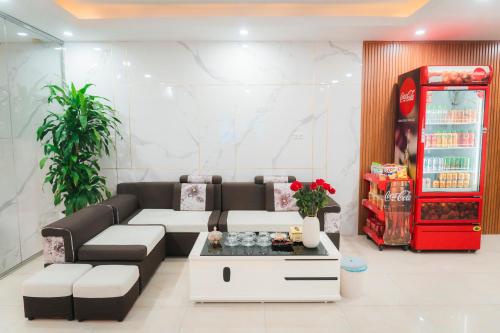 sala de estar con sofá y máquina de refrescos en Victoria Hotel Me Tri en Hanói