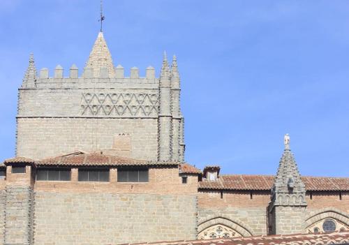 un gran edificio de ladrillo con torretas y una catedral en Súper céntrico con vistas, Encanto Celta, en Ávila