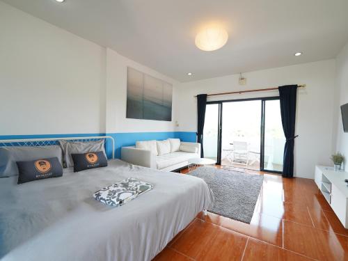Katil atau katil-katil dalam bilik di RoomQuest One Bangsaray