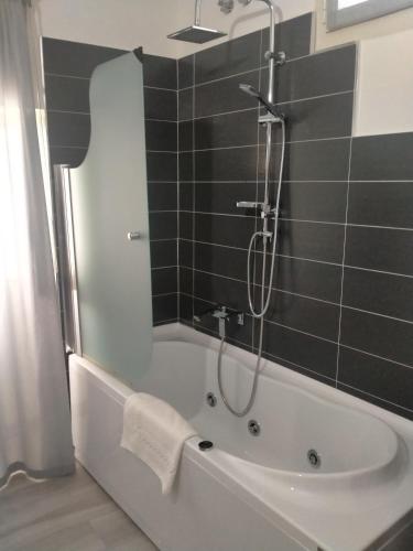 Das Bad ist mit einer Dusche und einer Badewanne ausgestattet. in der Unterkunft casa tizziani in Caserta
