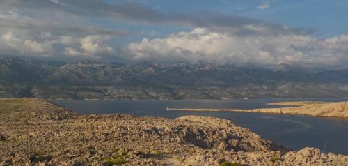 a view of a large body of water with mountains at Apartman Inge in Lun