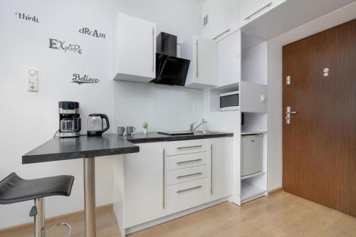 Kuchyňa alebo kuchynka v ubytovaní Lea Apartments Kraków Krowodrza by Noclegi Renters