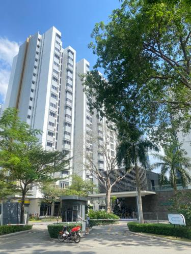 a motorcycle parked in front of a tall building at 新加坡工業區vsip旁邊方便的寧靜大樓 in Thuan An