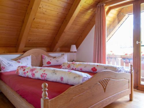 uma cama com almofadas num quarto em Ferienwohnungen Sägehof em Hornberg